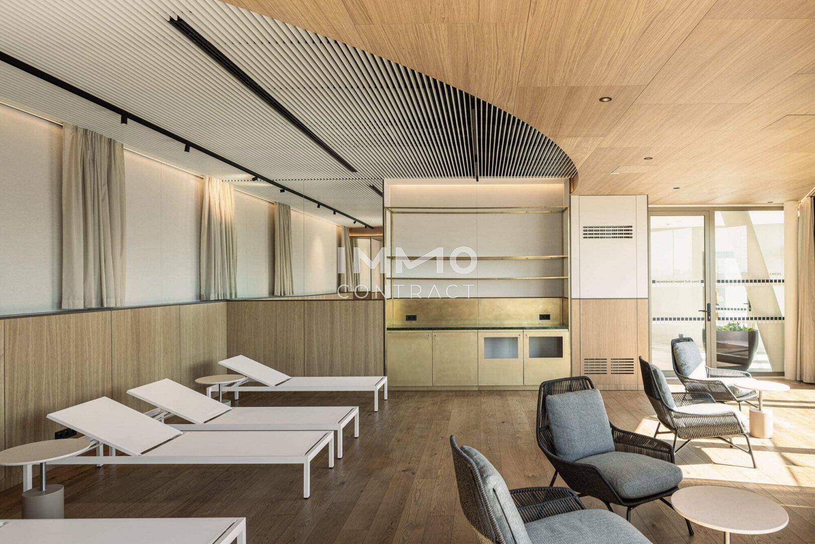 Entspannungsbereich mit Liegestühlen und bequemen Sesseln, ideal zum Ausruhen.