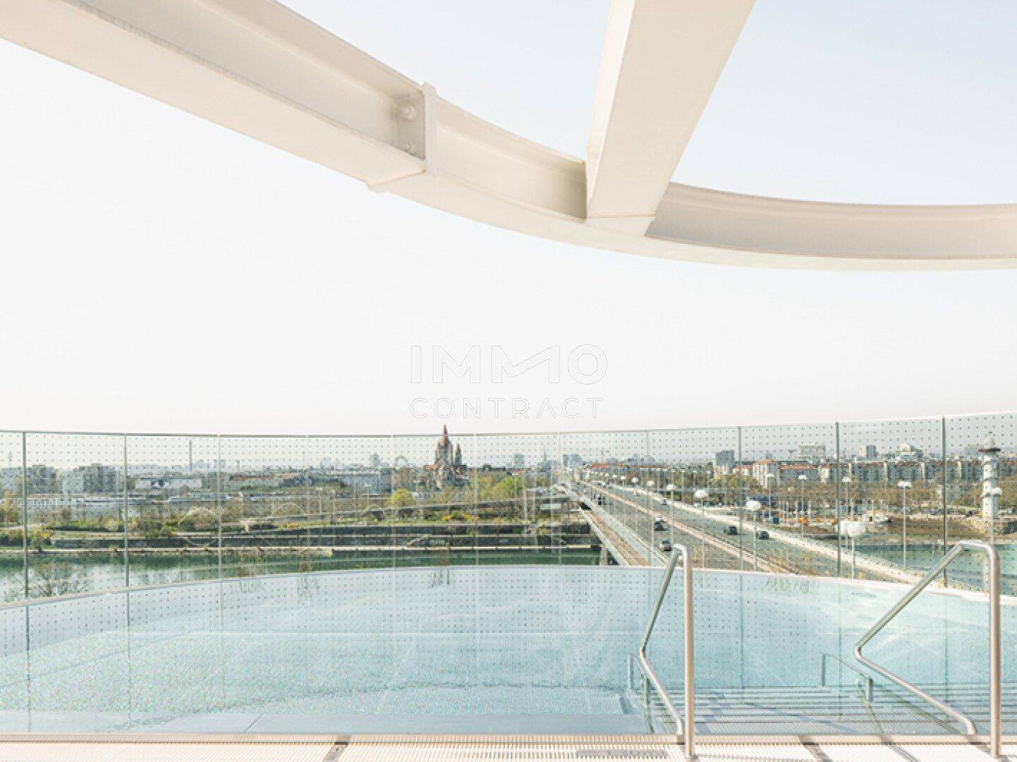 Infinity-Pool auf dem Dach mit Panoramablick über die Stadt und den Fluss.