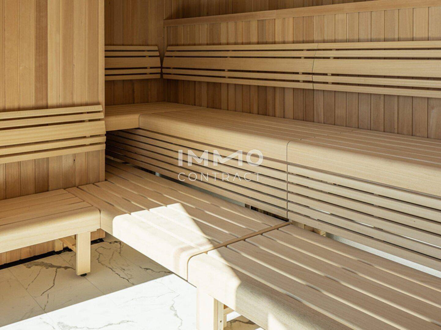 Geräumige Holzsauna mit mehreren Bänken für Entspannung und Wellness.