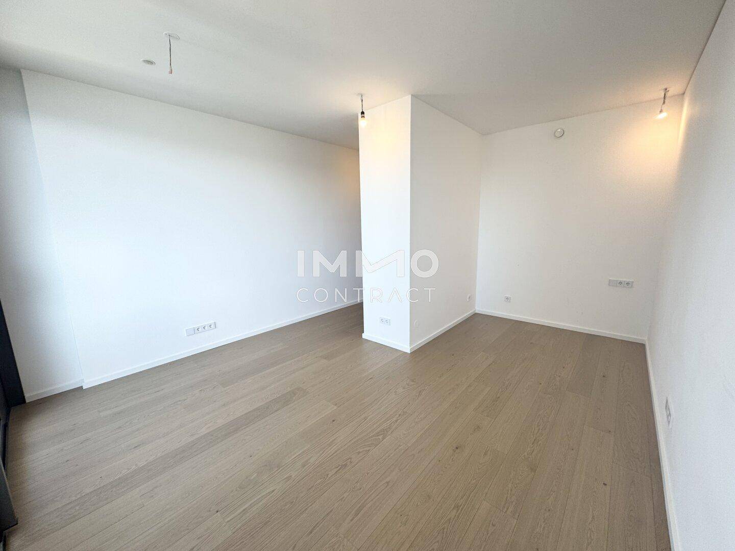 Geräumiger, heller Wohnbereich mit Parkettboden und viel Potenzial für individuelle Gestaltung.