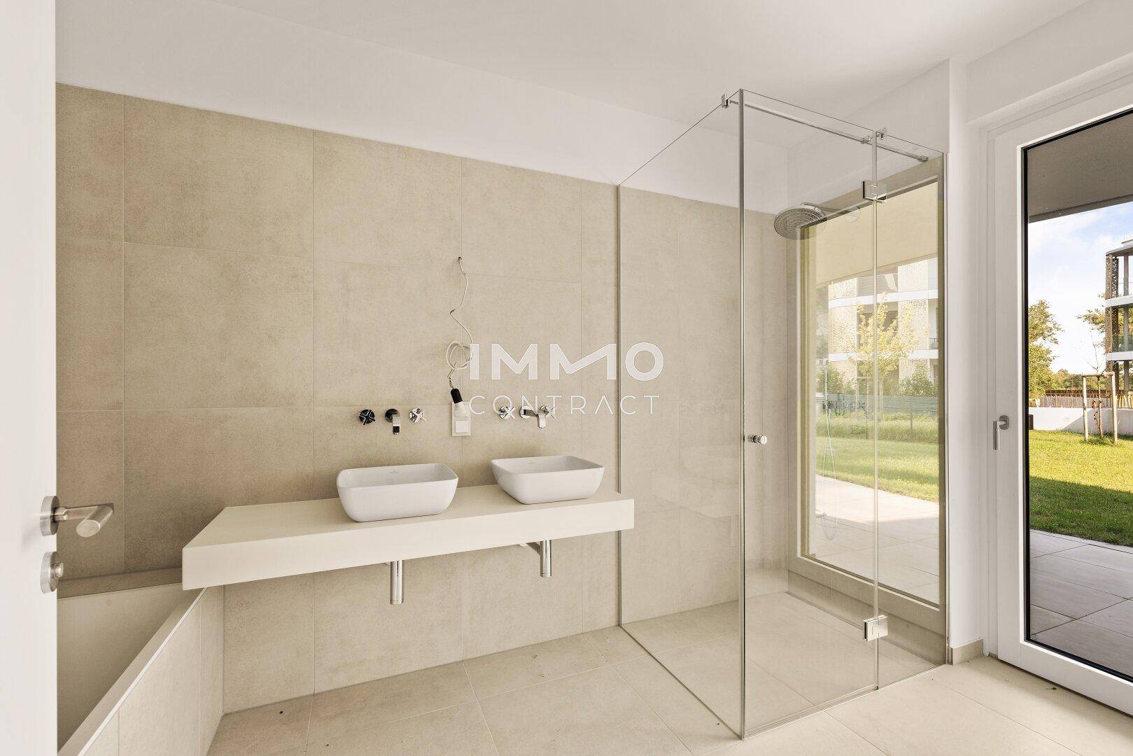 Elegantes Badezimmer mit zwei Aufsatzwaschbecken, großer begehbarer Dusche und Badewanne.