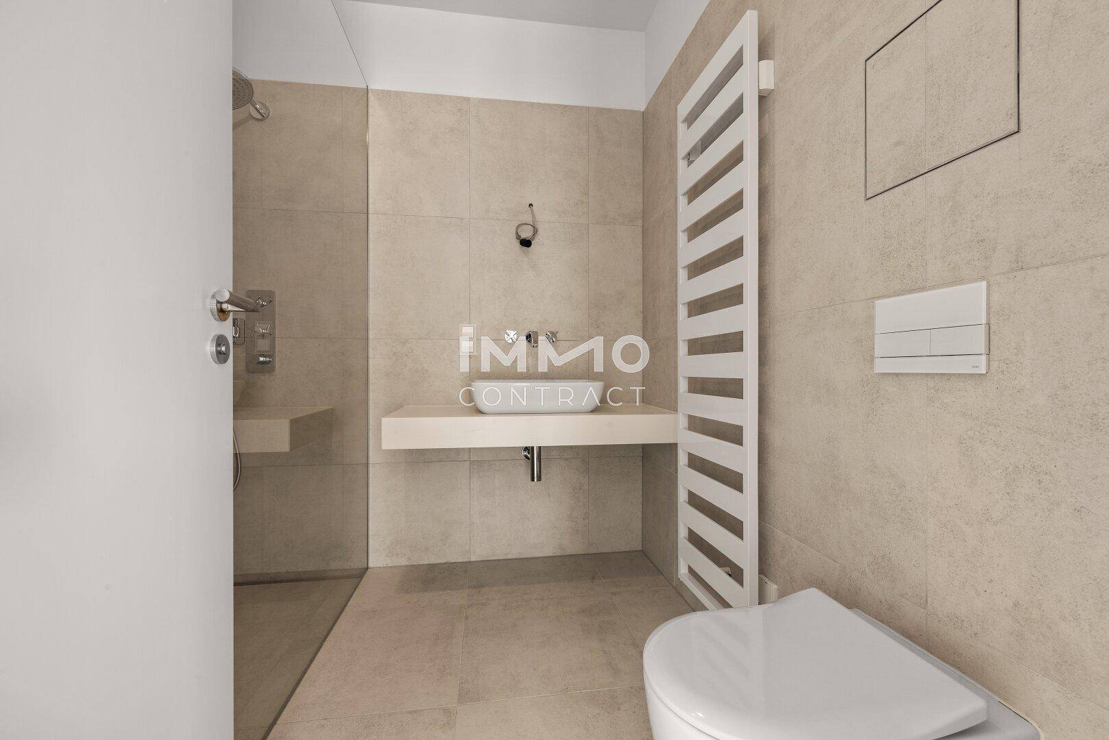 Modernes Badezimmer mit Dusche, Wand-WC, beheiztem Handtuchhalter und schwebendem Waschtisch.