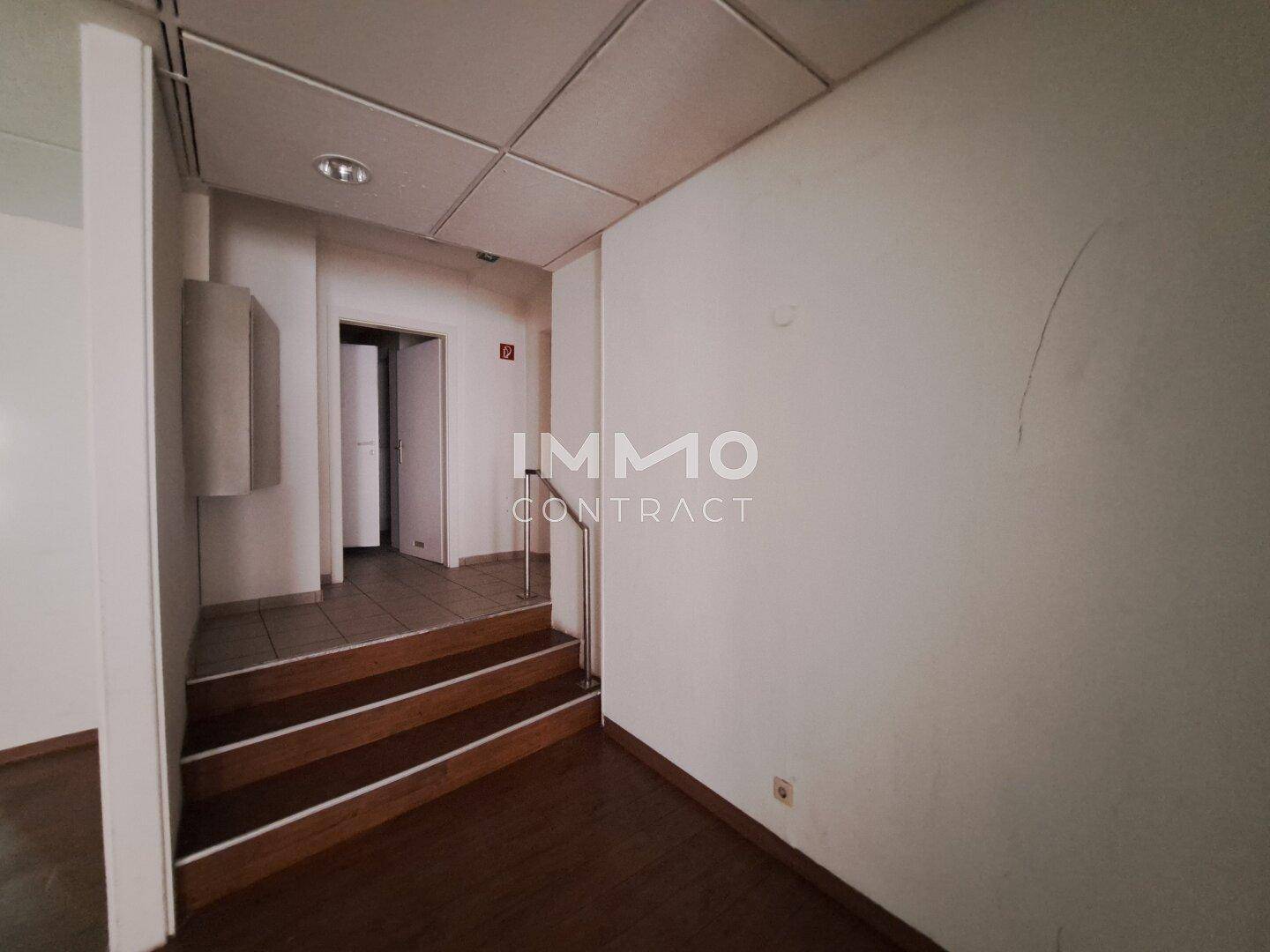 Eingangsbereich mit Treppe, Fliesenboden und Zugang zu weiteren Räumen.
