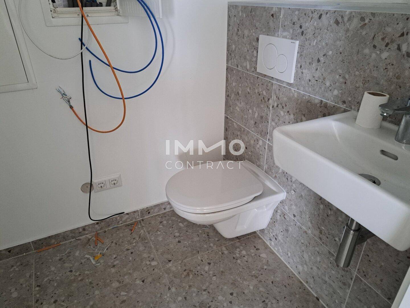 Haus 2 WC mit Handwaschbecken