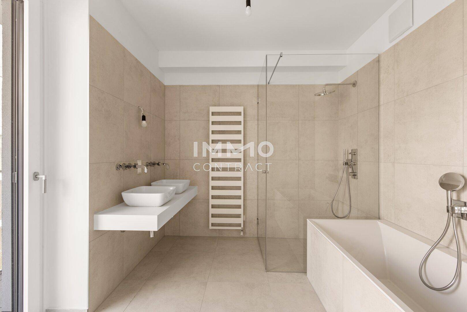 Modernes Badezimmer mit Doppelwaschbecken, Badewanne und begehbarer Dusche.