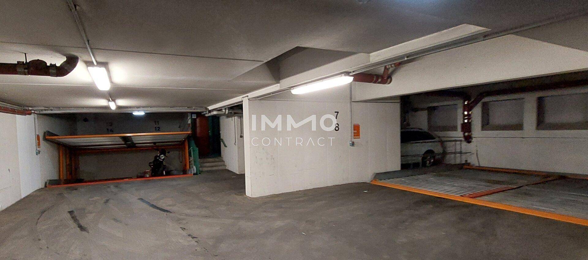 Geräumige Tiefgarage mit mehreren Parkebenen und automatischen Stellplätzen.