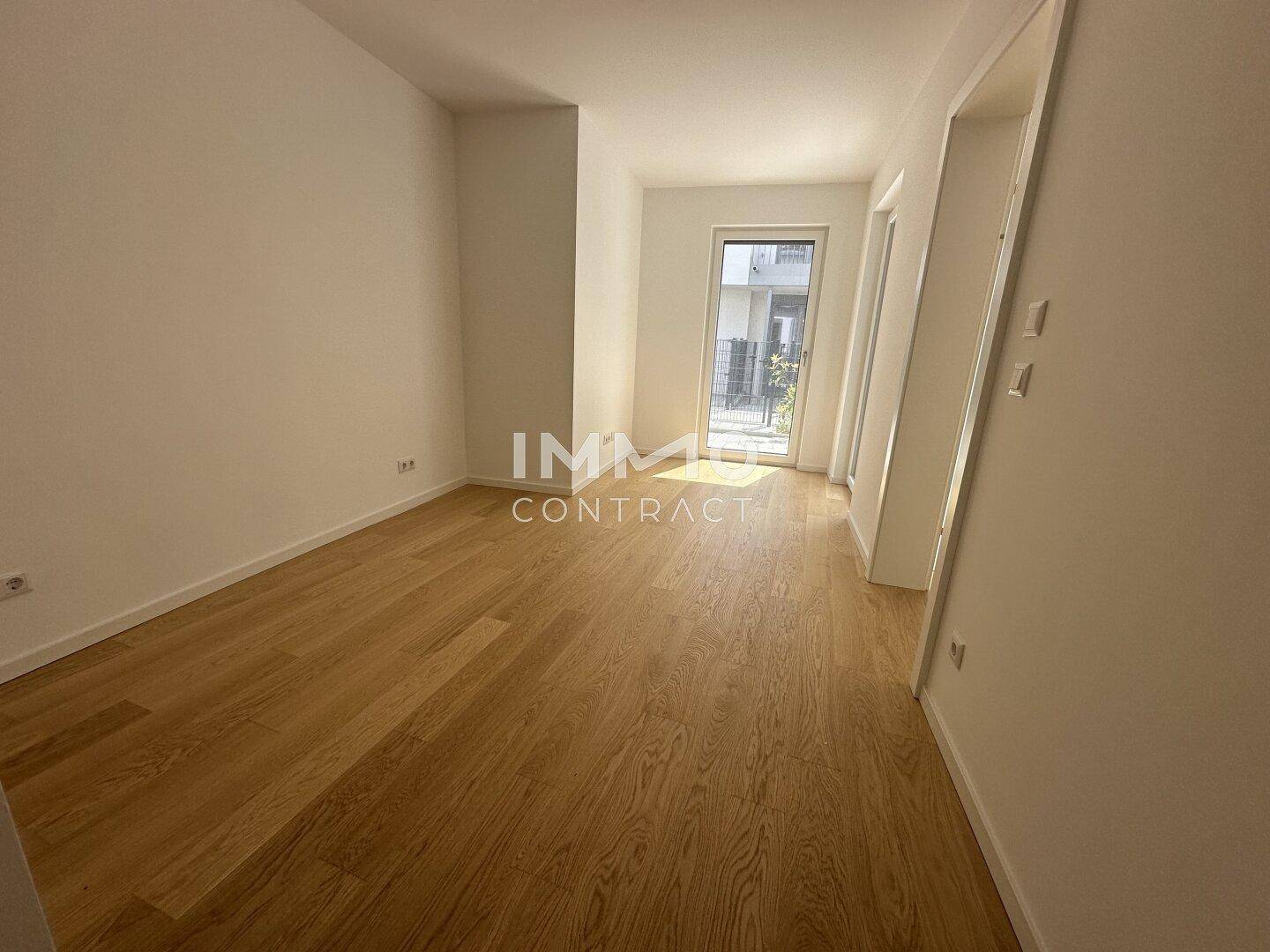 Leeres Zimmer mit Holzboden und Fenster, ideal als Kinderzimmer oder Arbeitszimmer nutzbar.