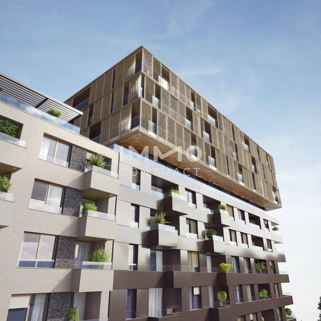 Detailansicht der modernen Fassade mit Holzelementen und gestaffelten Balkonen, die eine dynamische Optik schaffen.