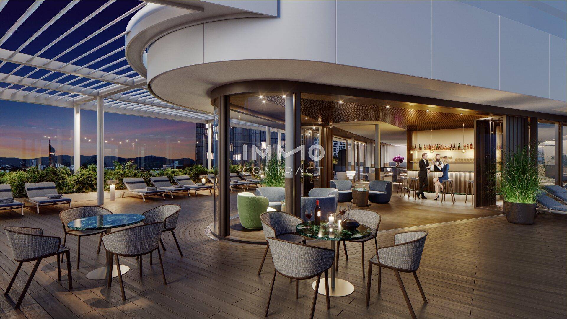 Stilvolle Dachterrassen-Bar mit Lounge-Möbeln und atemberaubendem Blick auf die Stadt bei Nacht.