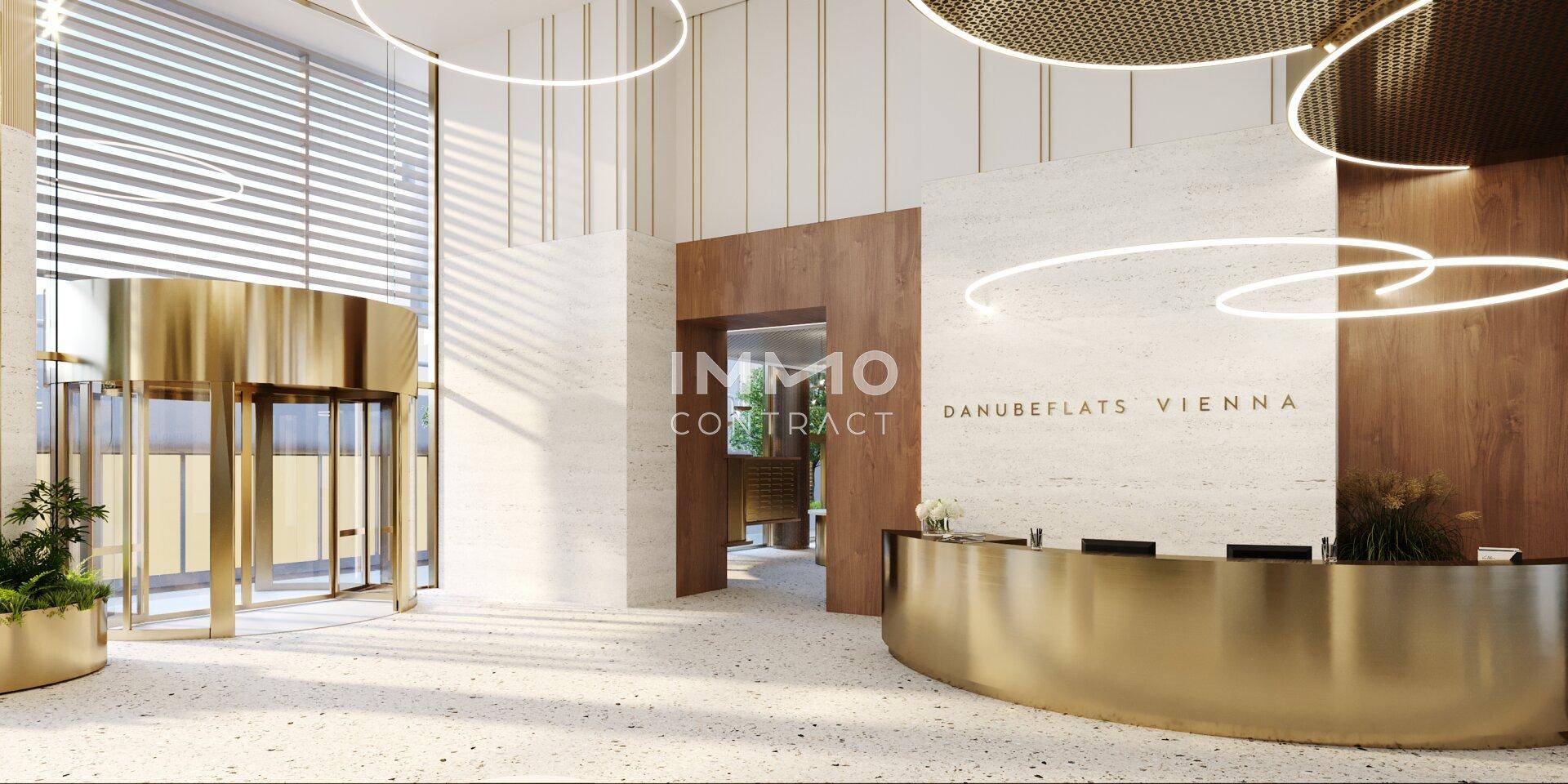 Elegante Lobby mit goldfarbenen Akzenten, Marmorwänden und einer modernen Rezeption.