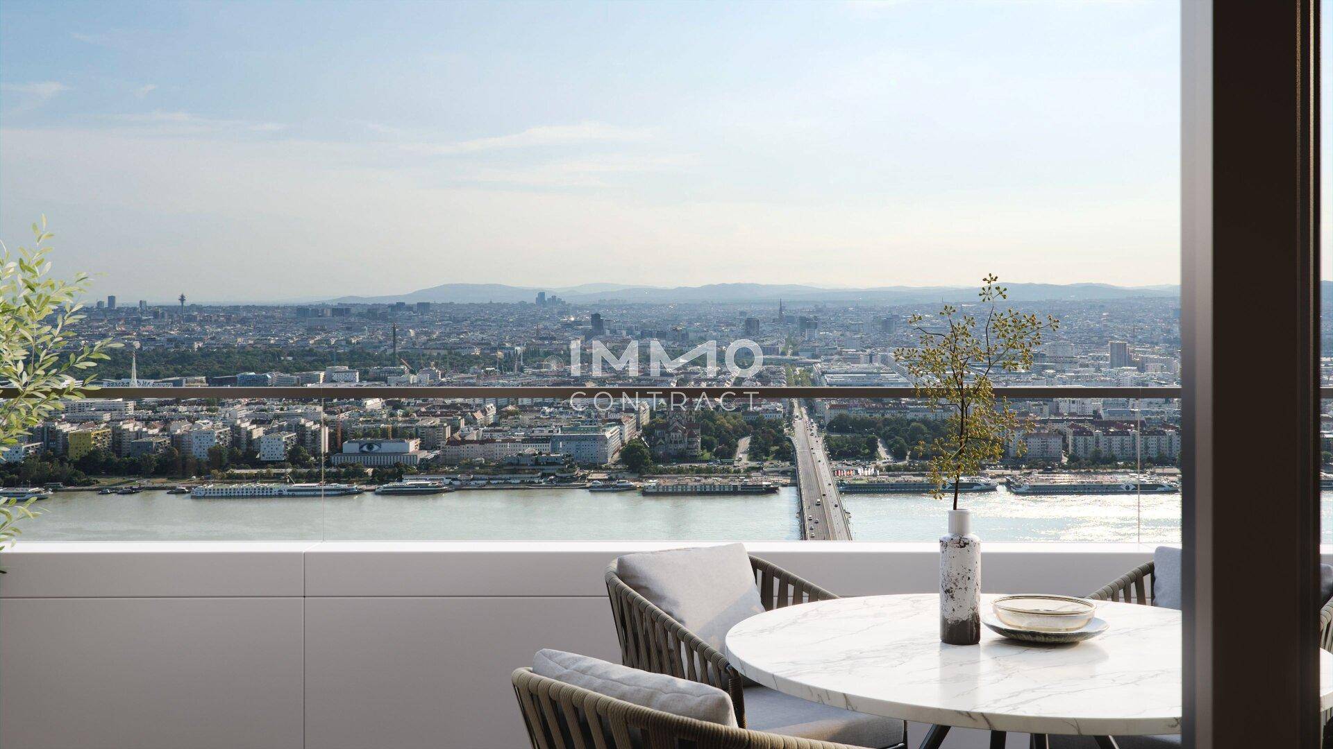 Gemütlicher Essbereich auf der Terrasse mit atemberaubendem Blick über die Stadt und den Fluss.