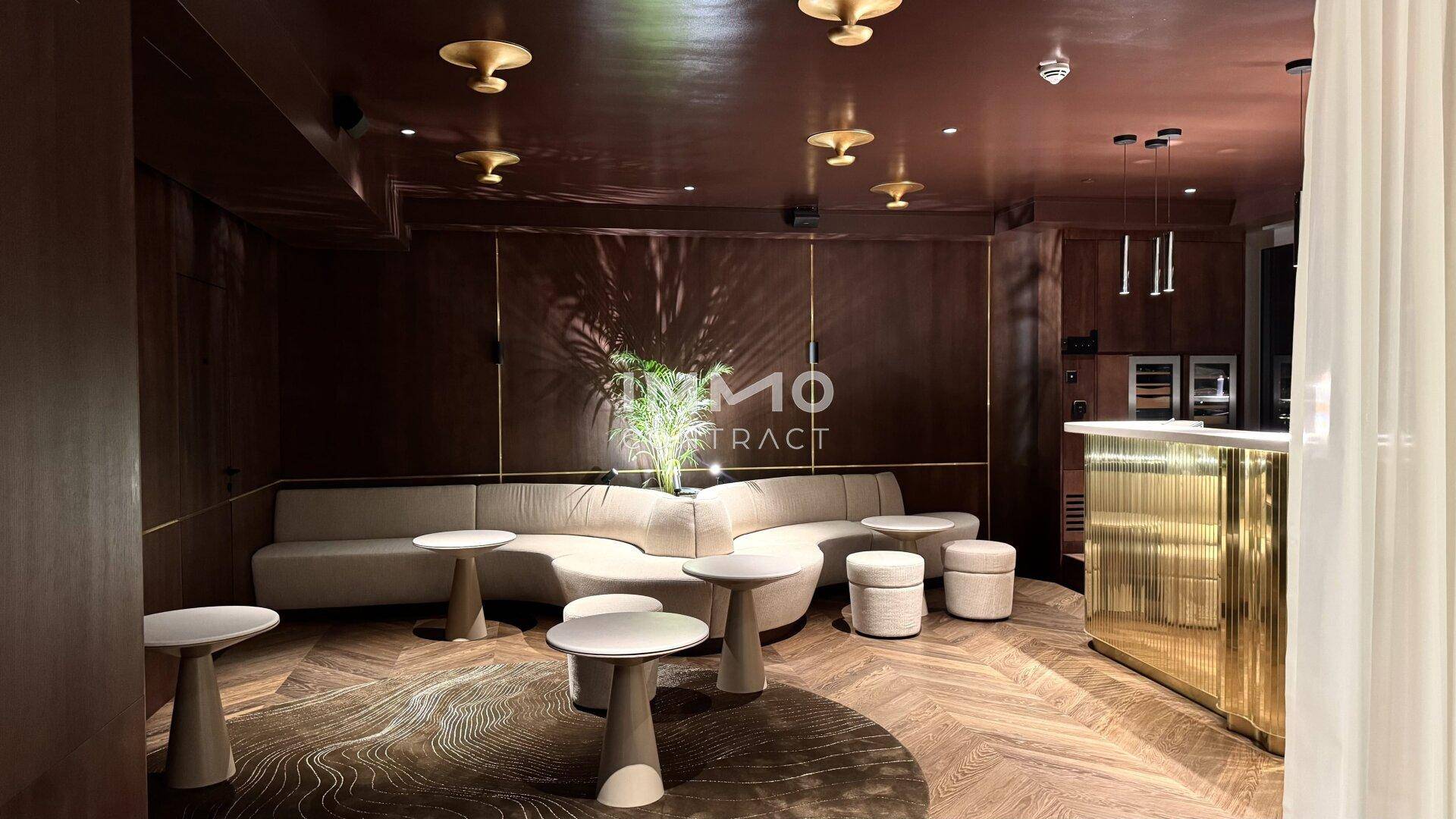 Elegante Lounge mit bequemen Sitzgelegenheiten und einer stilvollen Bar, ideal zum Entspannen.