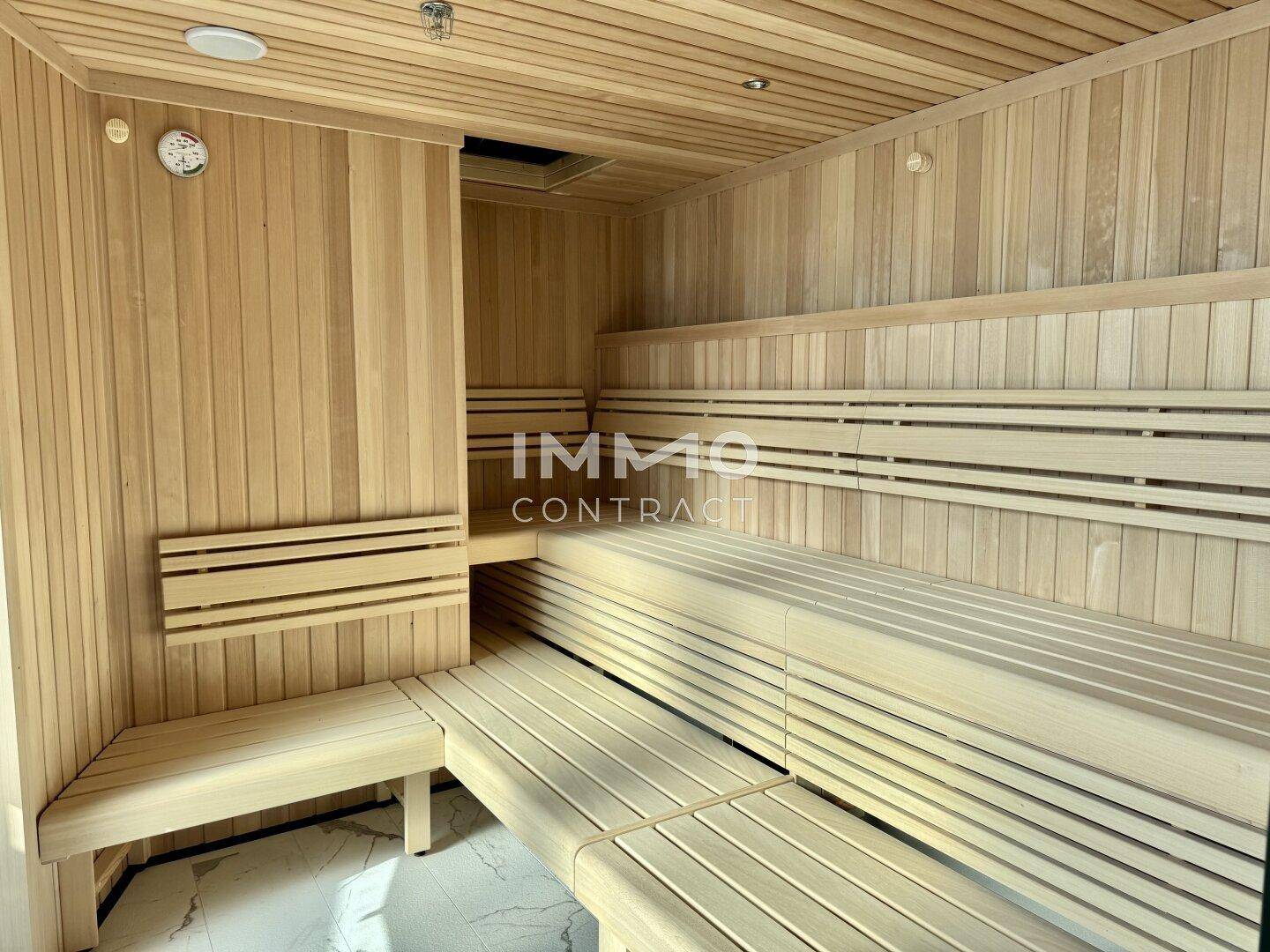 Geräumige Holzsauna mit mehreren Bänken für Entspannung und Wellness.