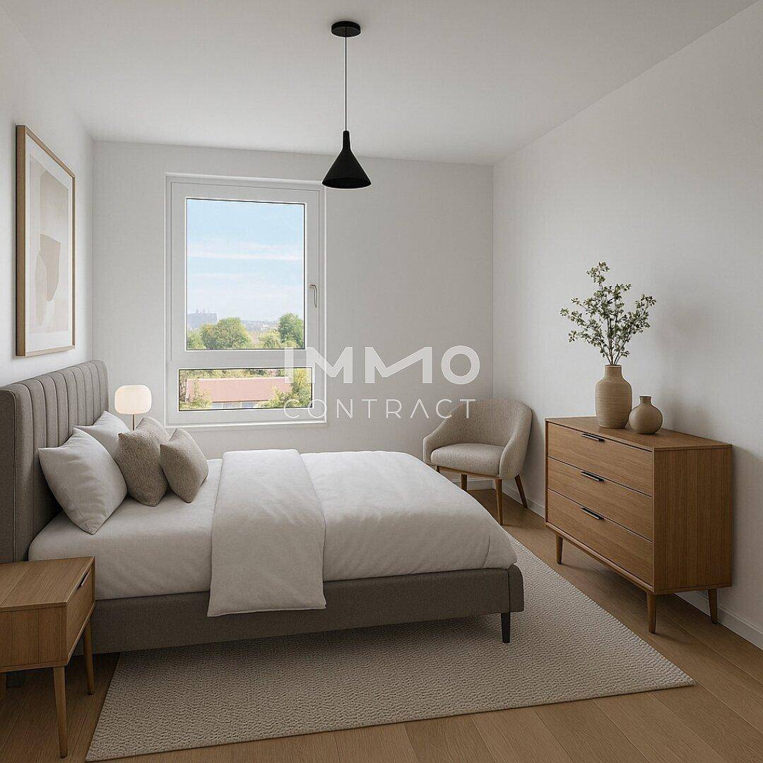 Helles Schlafzimmer mit modernem Design, Holzboden und Blick ins Grüne.