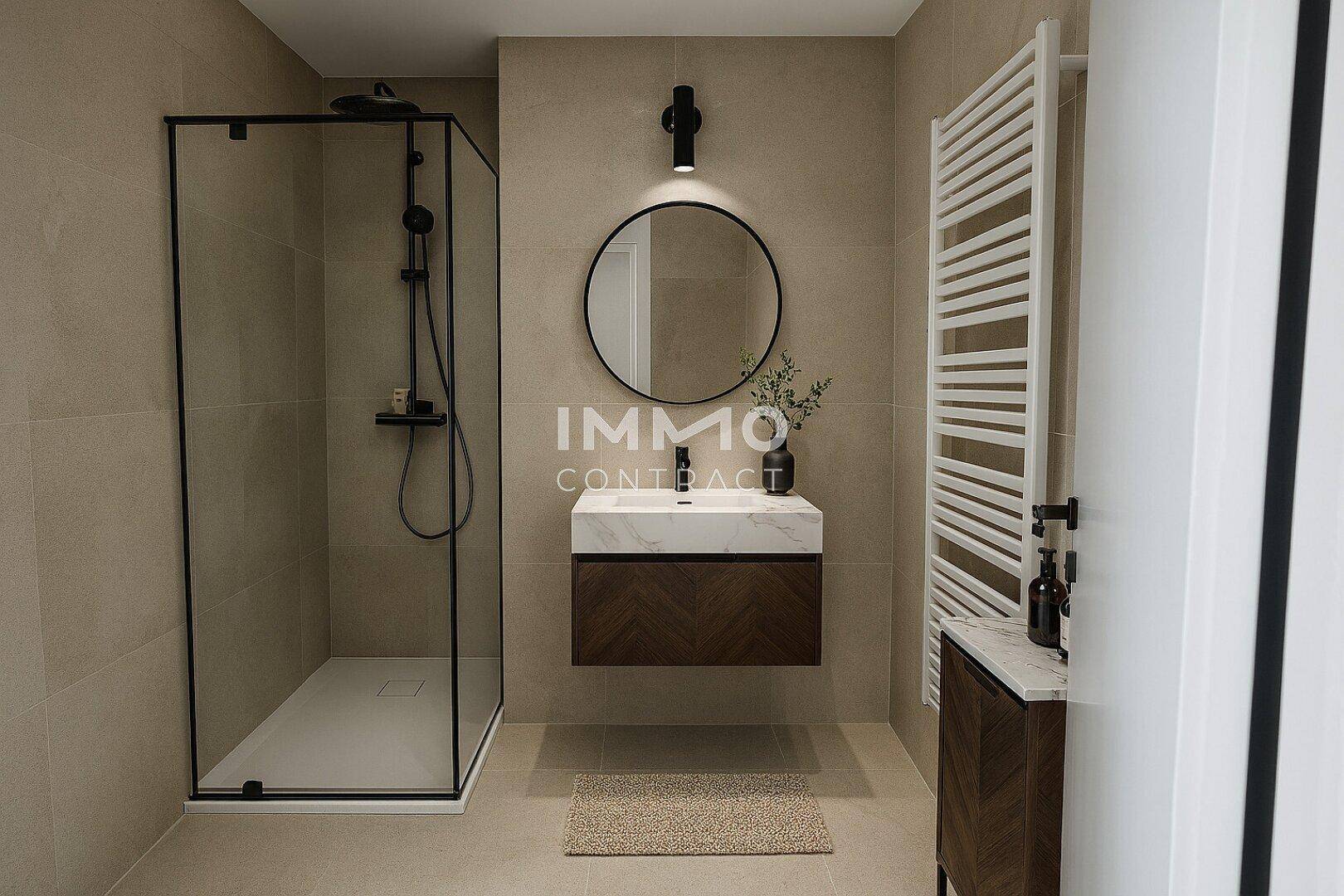 Modernes Badezimmer mit begehbarer Dusche, schwebendem Waschtisch und beheiztem Handtuchhalter.