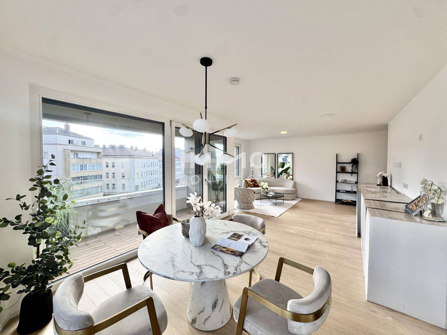 Heller Essbereich mit modernem Marmortisch, stilvollen Stühlen und Zugang zum Balkon.