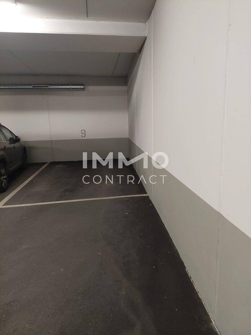 Einzelner Stellplatz in einer sauberen Tiefgarage mit nummerierter Markierung.
