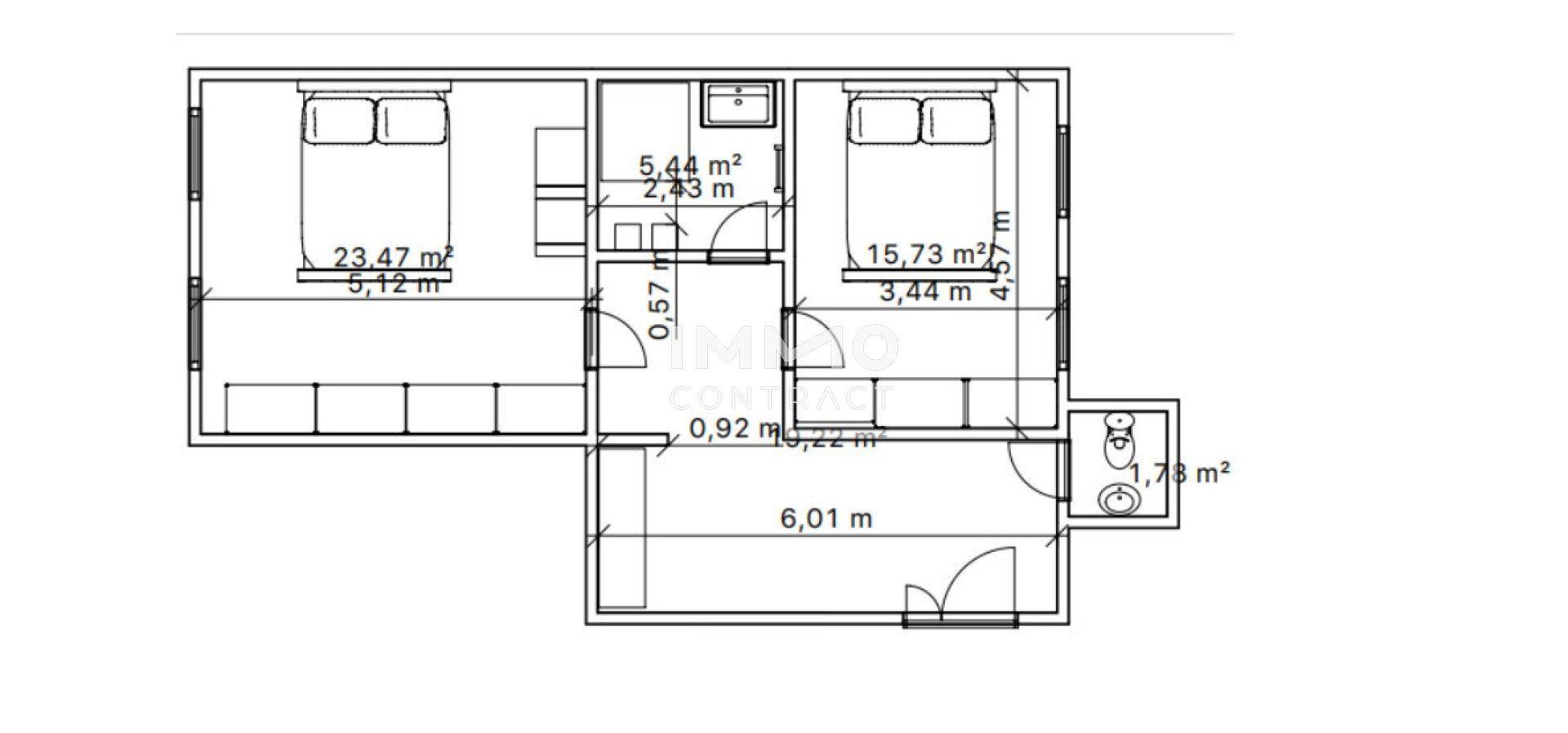 Grundrissplan zeigt die Aufteilung der Räume mit zwei Schlafzimmern, einem Bad und einem Balkon.