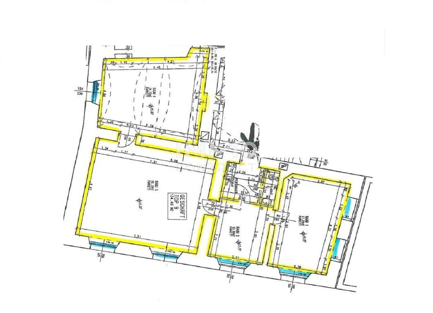 Grundrissplan mit mehreren Räumen und markierten Fensterbereichen.