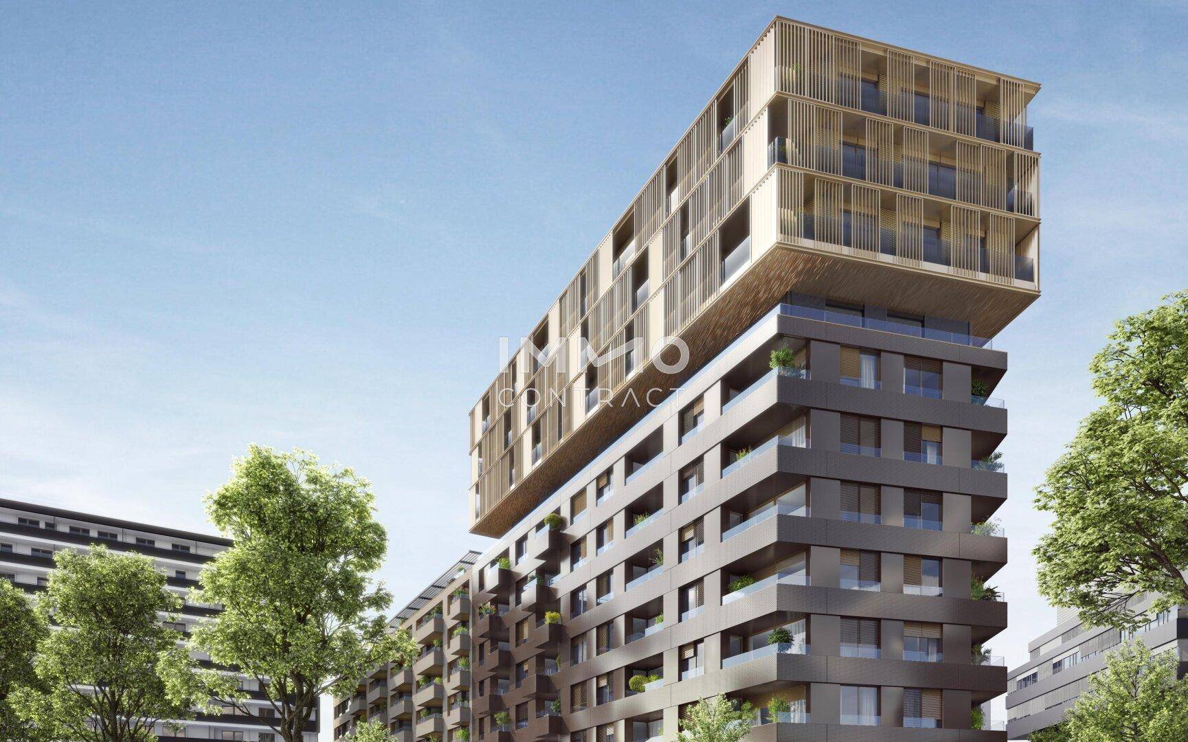 Ansicht eines modernen Wohngebäudes mit markanter Holzfassade und vielen Balkonen.