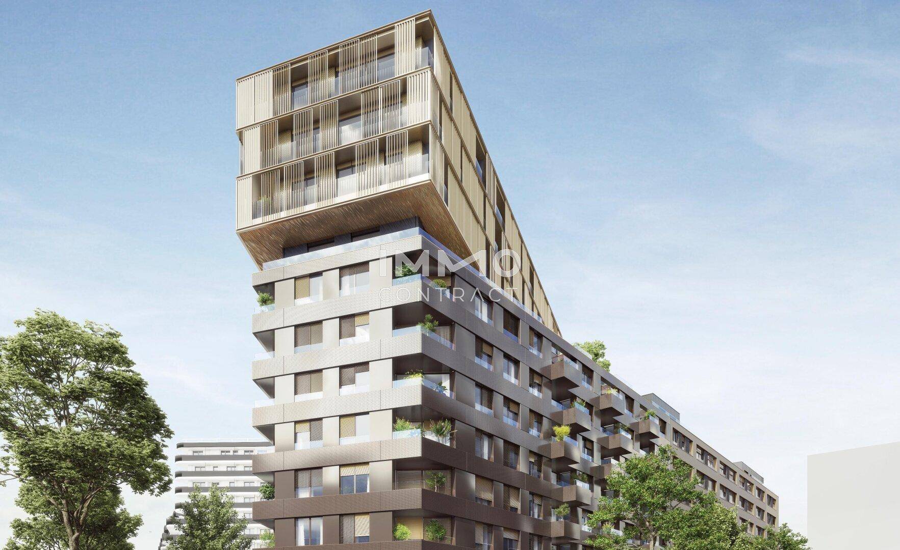 Seitenansicht eines modernen Wohngebäudes mit gestuften Balkonen und Holzfassade.