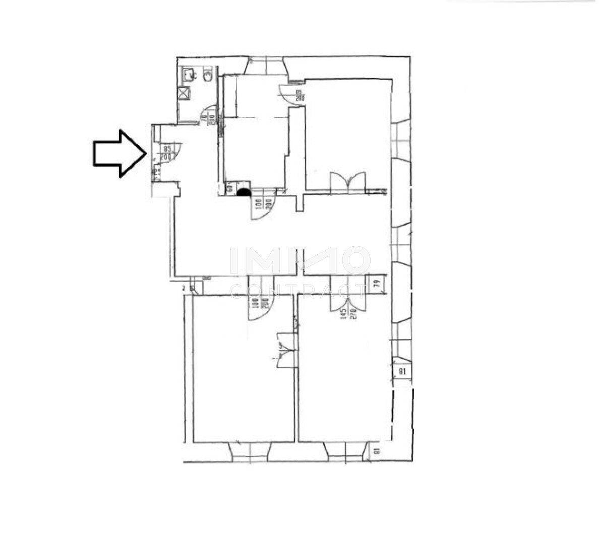Grundrissplan einer Etage mit mehreren Räumen und einem Eingangsbereich, übersichtliche Raumaufteilung.