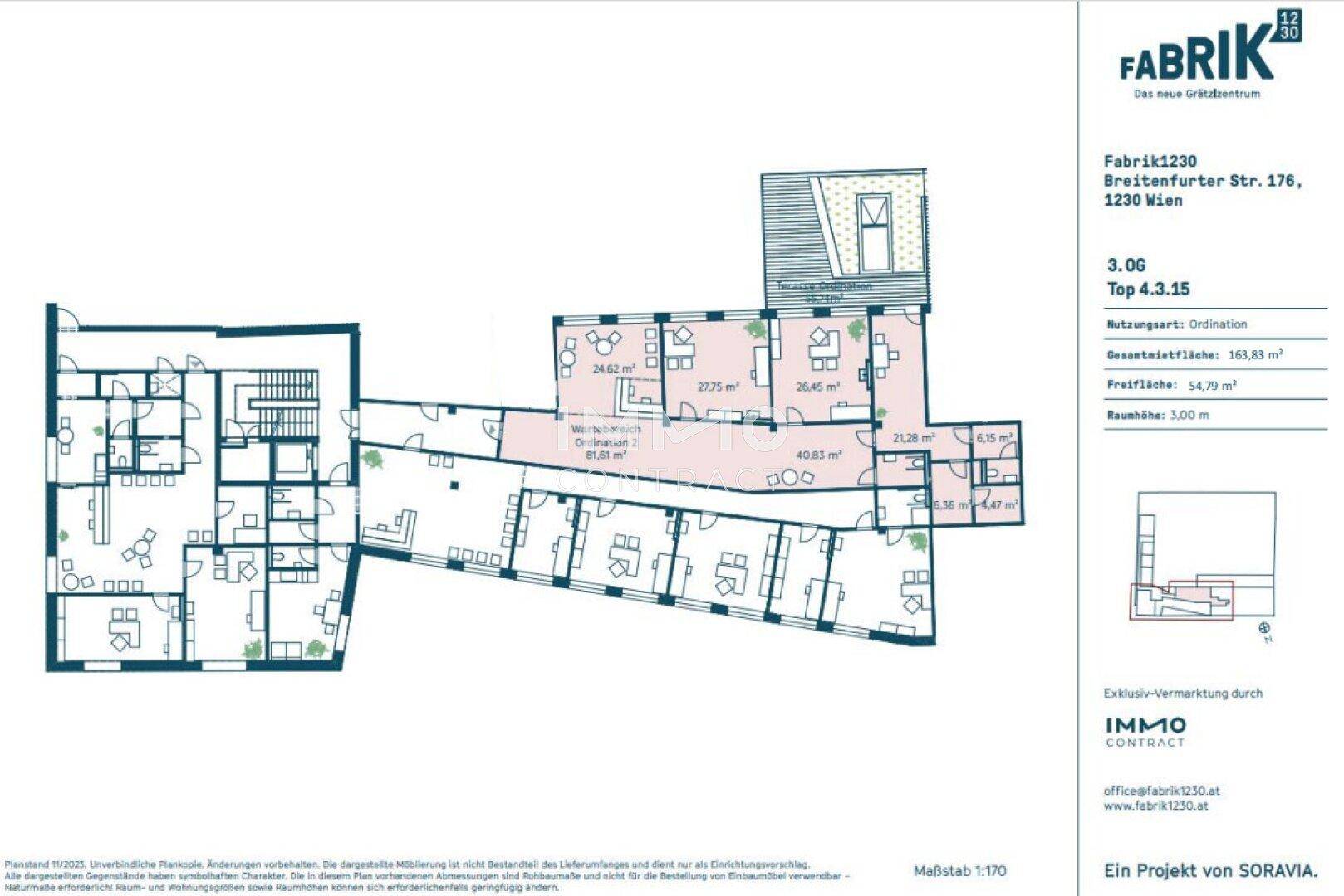 Detaillierter Grundriss einer Etage mit mehreren Büroeinheiten, Treppenhaus und einer großen Terrasse.