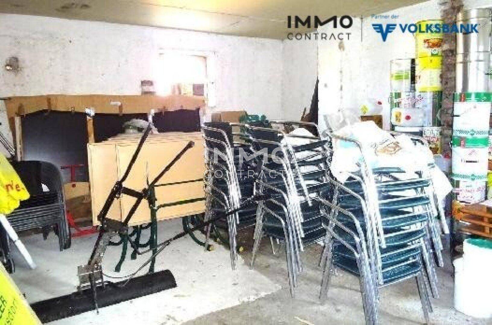 Lagerraum mit gestapelten Stühlen und Tischen, bereit für Veranstaltungen oder den Außenbereich.