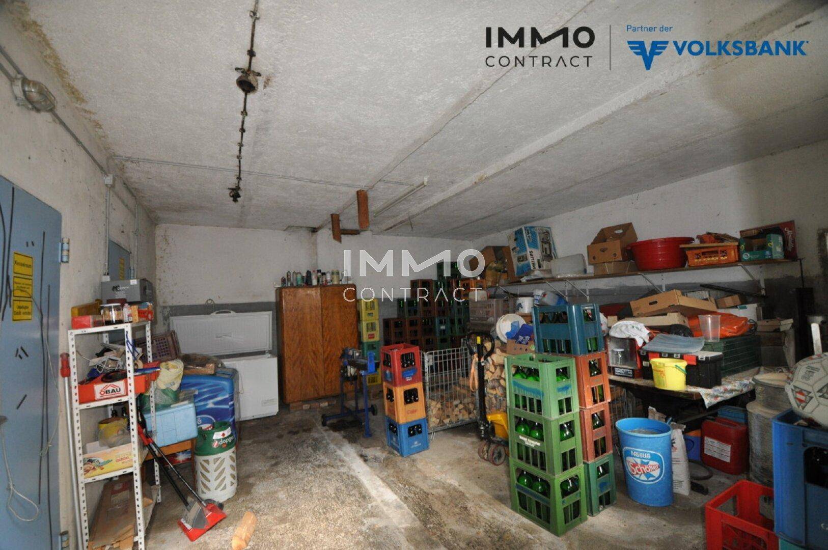 Geräumiger Lagerraum mit Regalen, Getränkekisten und verschiedenen Haushaltsgegenständen.