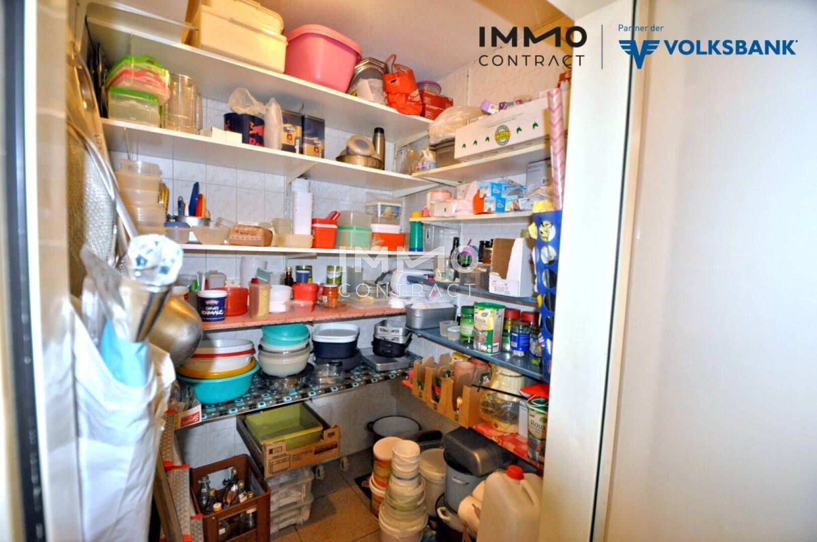 Gut gefüllte Speisekammer mit vielen Regalen und Vorräten für den Gastronomiebetrieb.