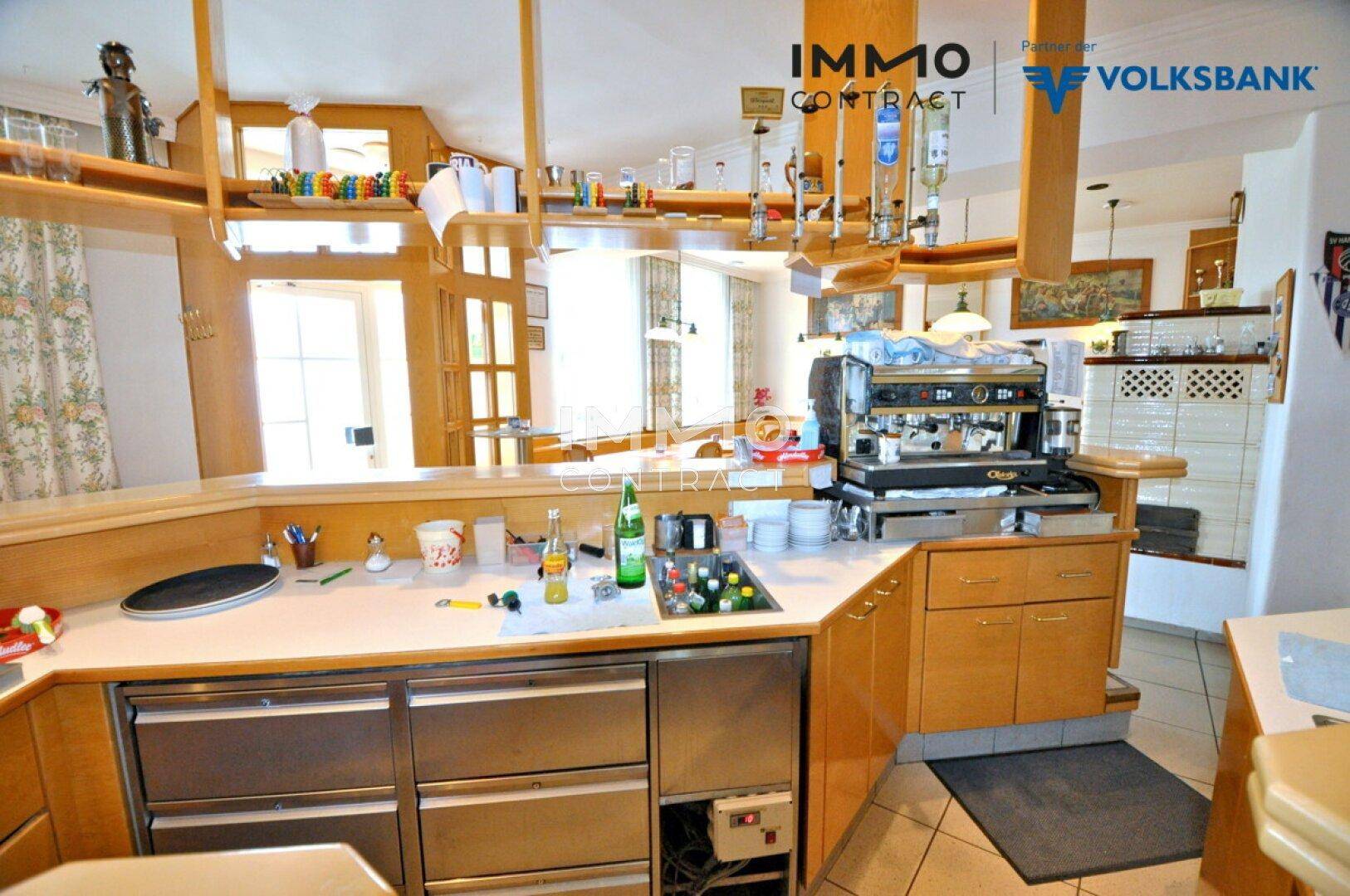 Gut ausgestatteter Barbereich mit Holzelementen, Kaffeemaschine und Zapfanlage.