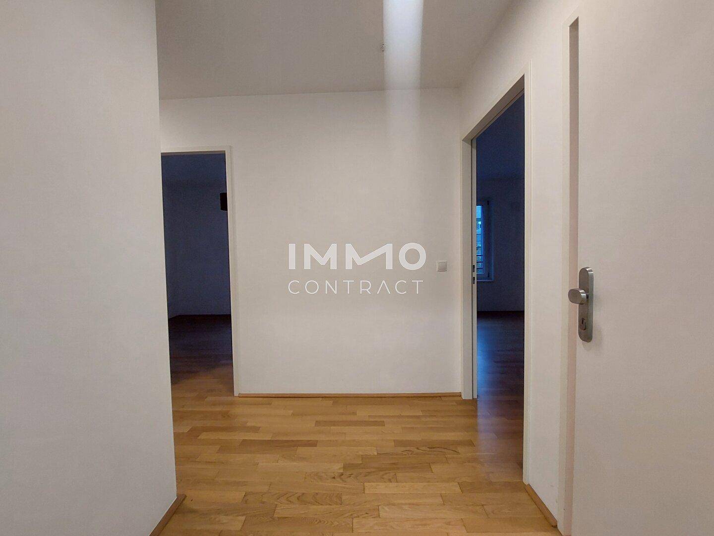Heller Flur mit Holzboden und Zugang zu verschiedenen Räumen der Wohnung.