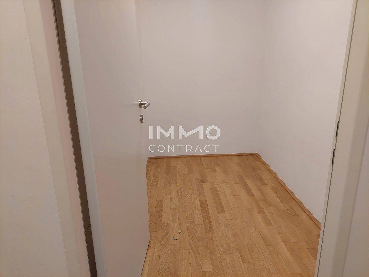 Praktischer Abstellraum mit Holzboden, ideal für zusätzlichen Stauraum in der Wohnung.