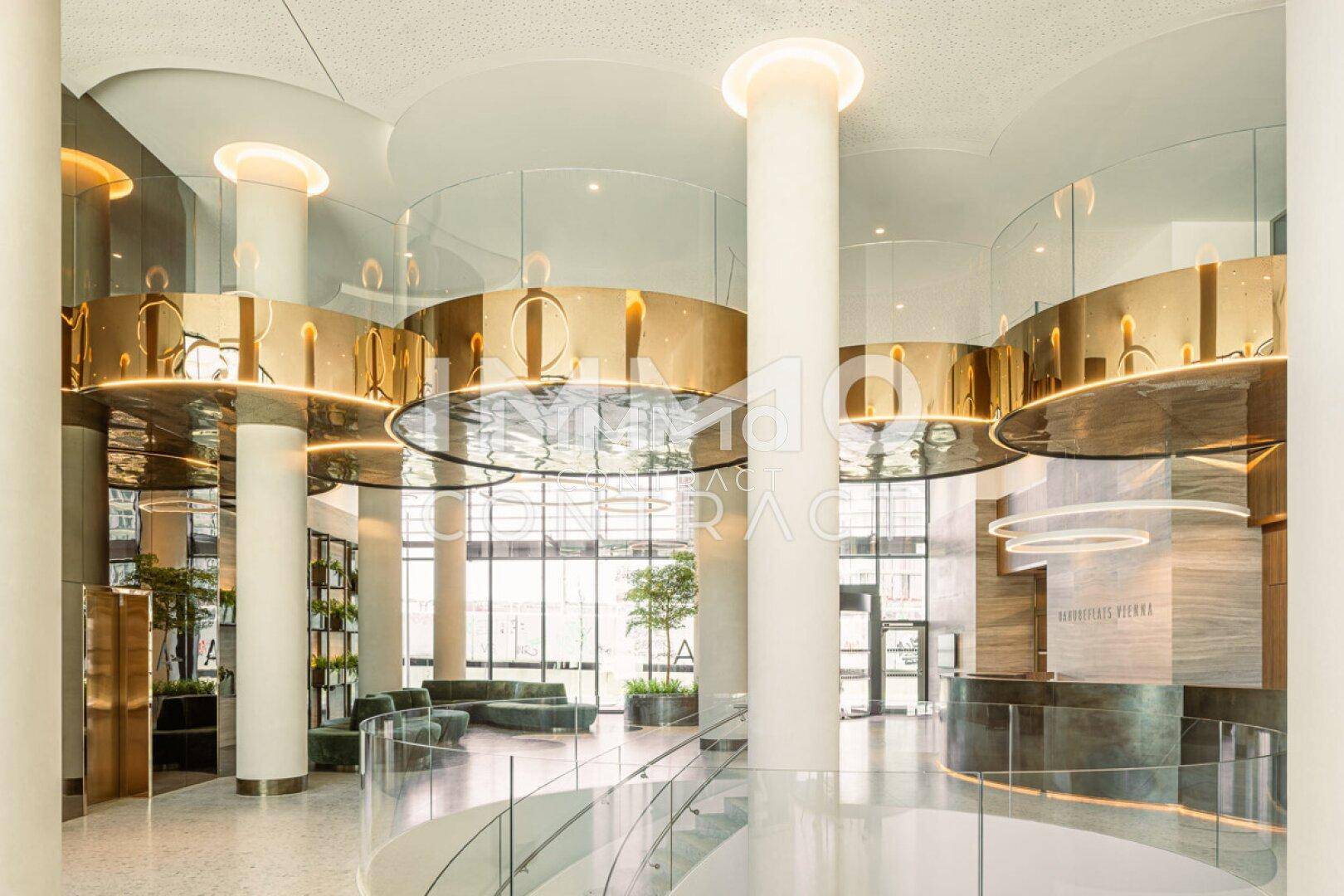 Zweigeschoßige Lobby