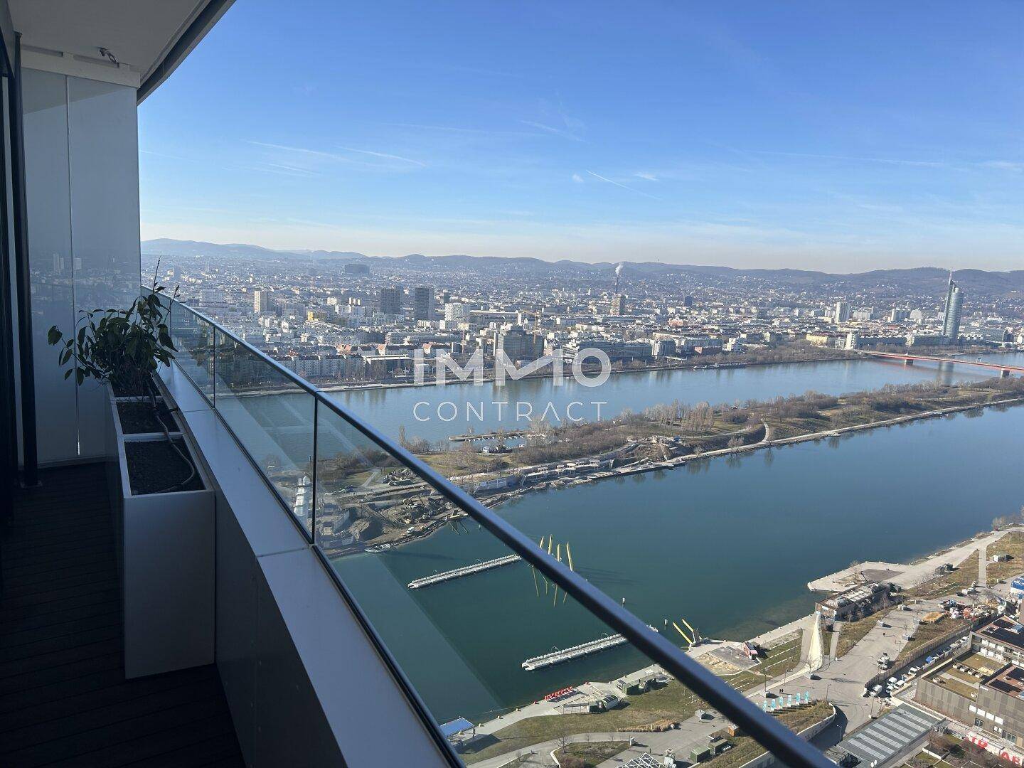 Weiter Blick vom Balkon über die Stadt, den Fluss und die umliegende Landschaft.