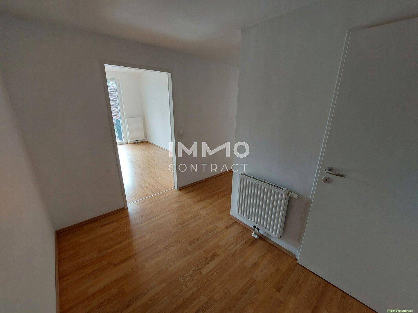 Heller Flur mit Holzboden, der zu weiteren Zimmern und Bereichen der Wohnung führt.