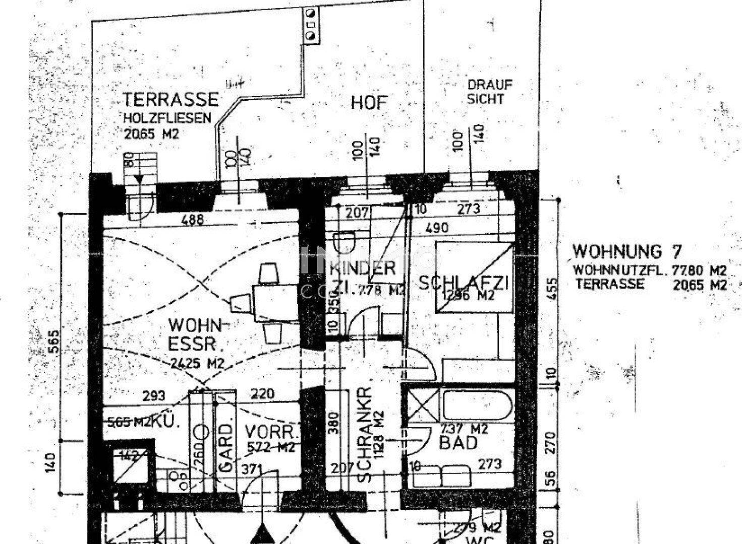Grundriss der Wohnung 7 mit Wohn-Essbereich, zwei Schlafzimmern, Bad, WC und großer Terrasse.