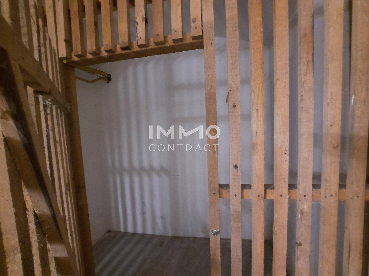Praktischer Abstellraum mit Holzlattenwänden, ideal für zusätzlichen Stauraum im Keller.