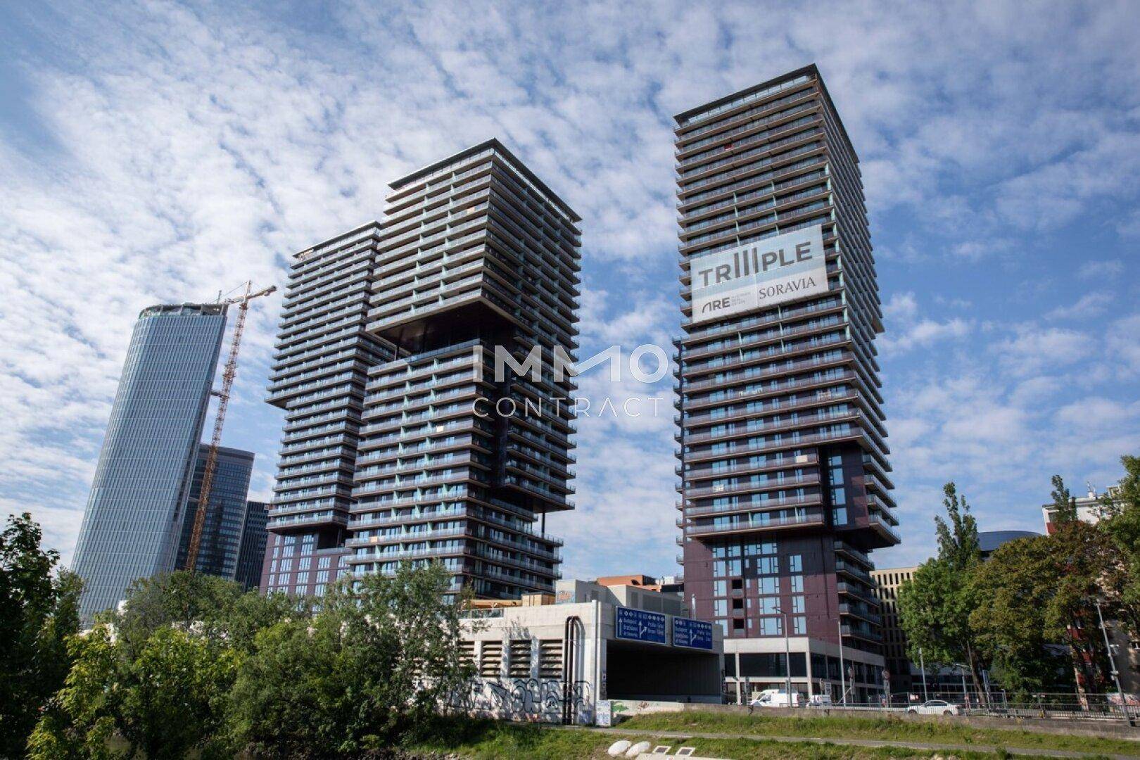 Moderne Hochhäuser mit markanter Architektur und vielen Balkonen in urbaner Umgebung.