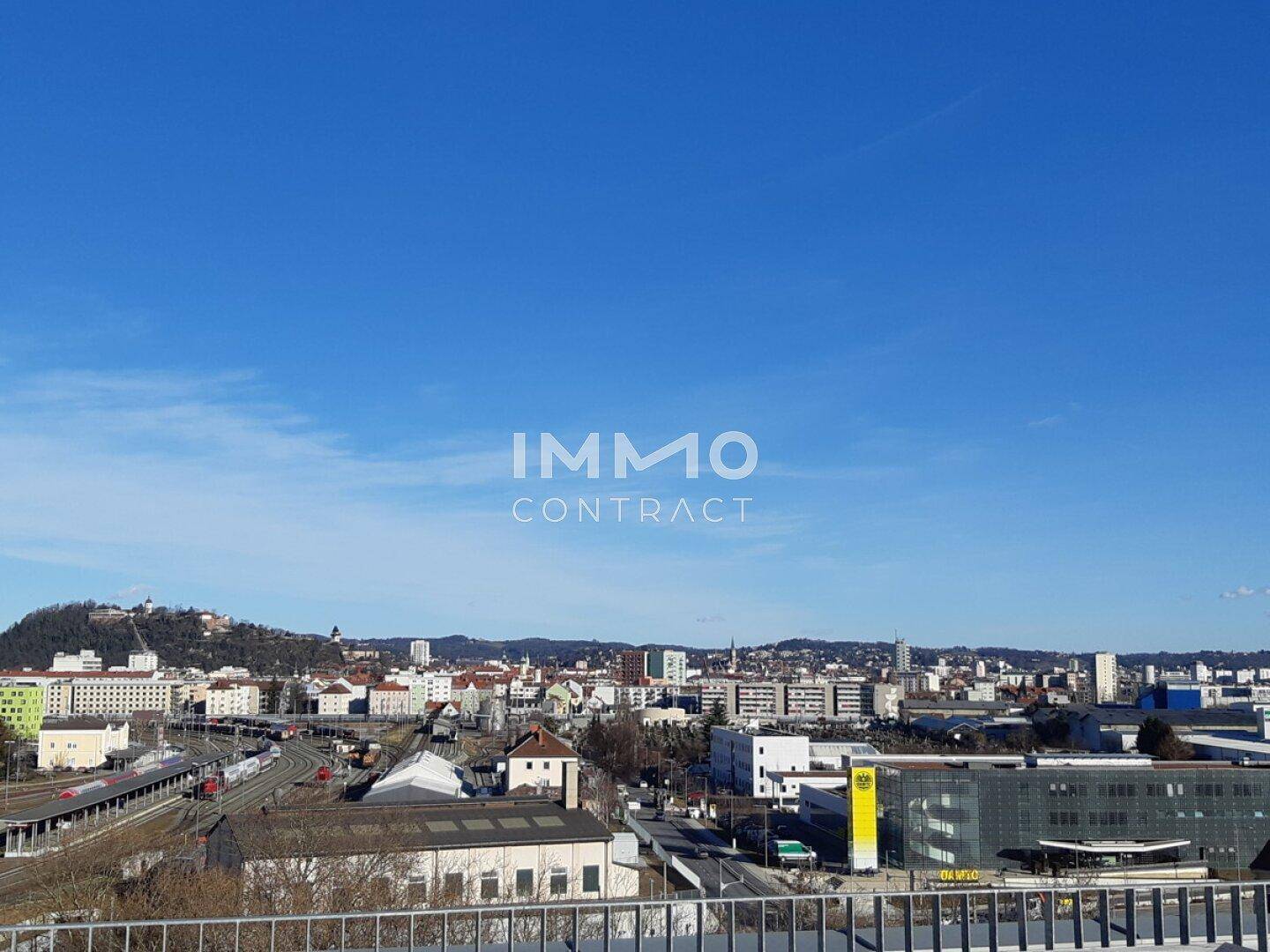 Weitläufiger Panoramablick über die Stadt und die umliegende Landschaft.