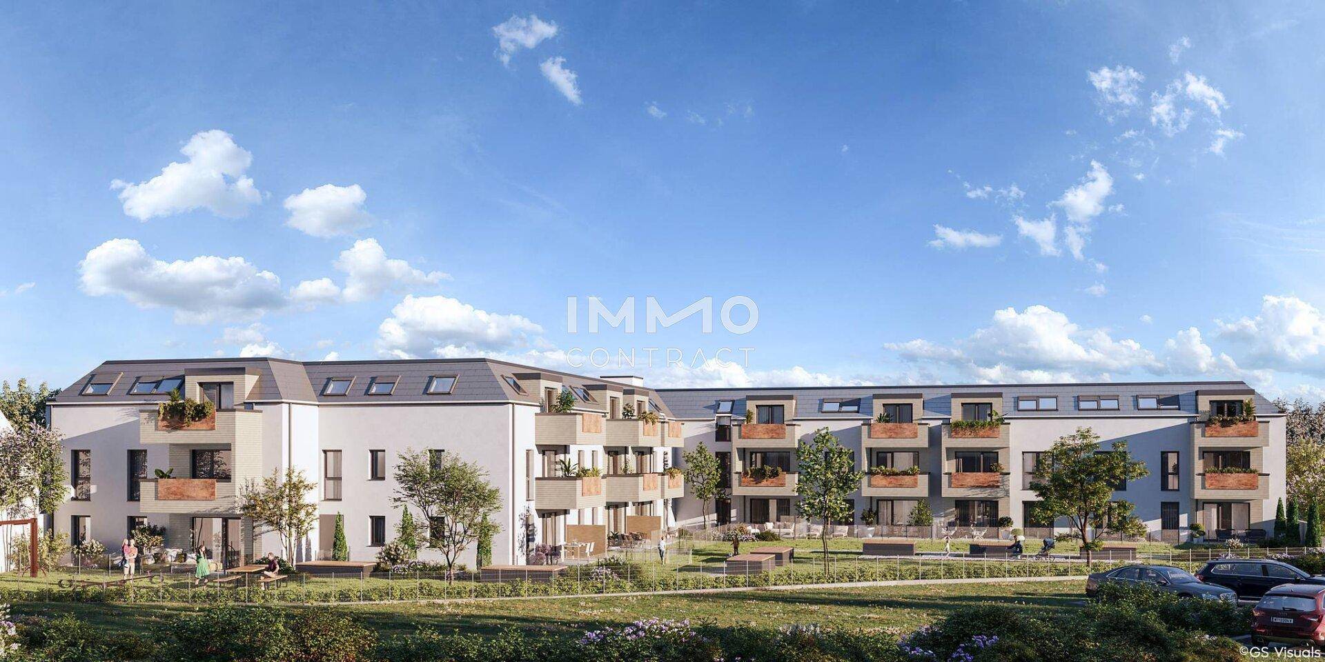 Moderne Wohnanlage mit mehreren Balkonen und gepflegten Grünflächen unter blauem Himmel.