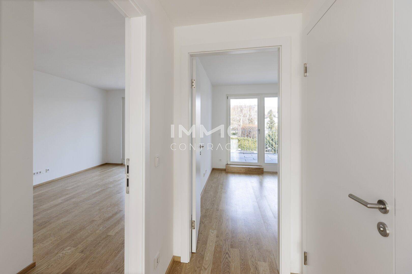 Flur mit Holzboden, der den Zugang zu verschiedenen Zimmern ermöglicht.