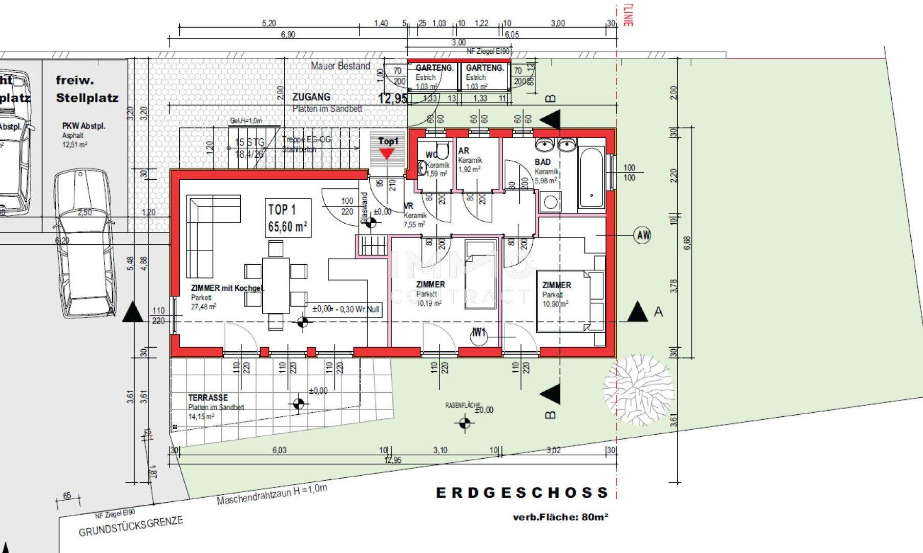 Grundriss des Erdgeschosses mit offenem Wohnbereich, Terrasse und Stellplätzen.