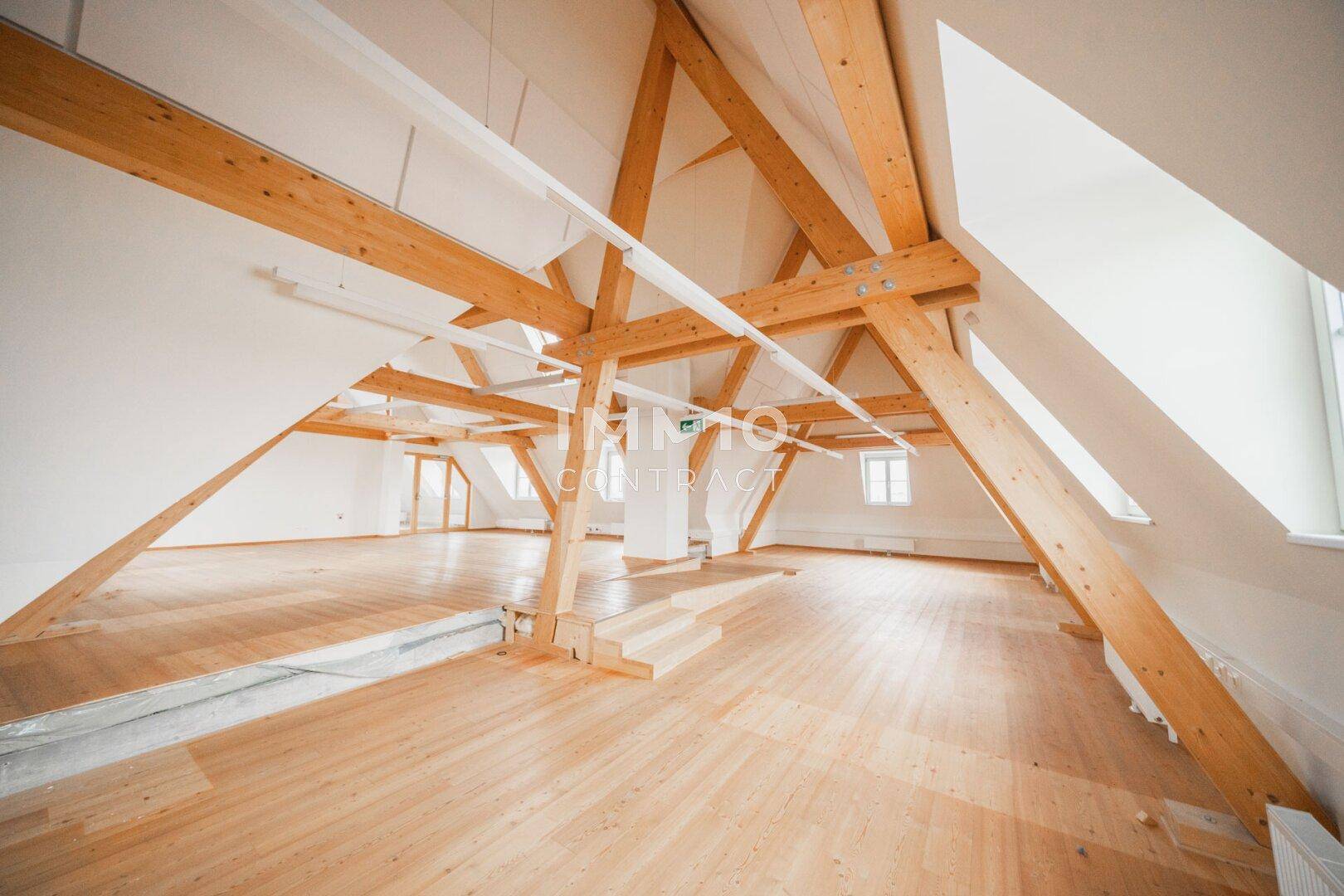 Großer Dachbodenraum mit sichtbarer Holzkonstruktion und Stufen, bietet Potenzial für individuelle Gestaltung.
