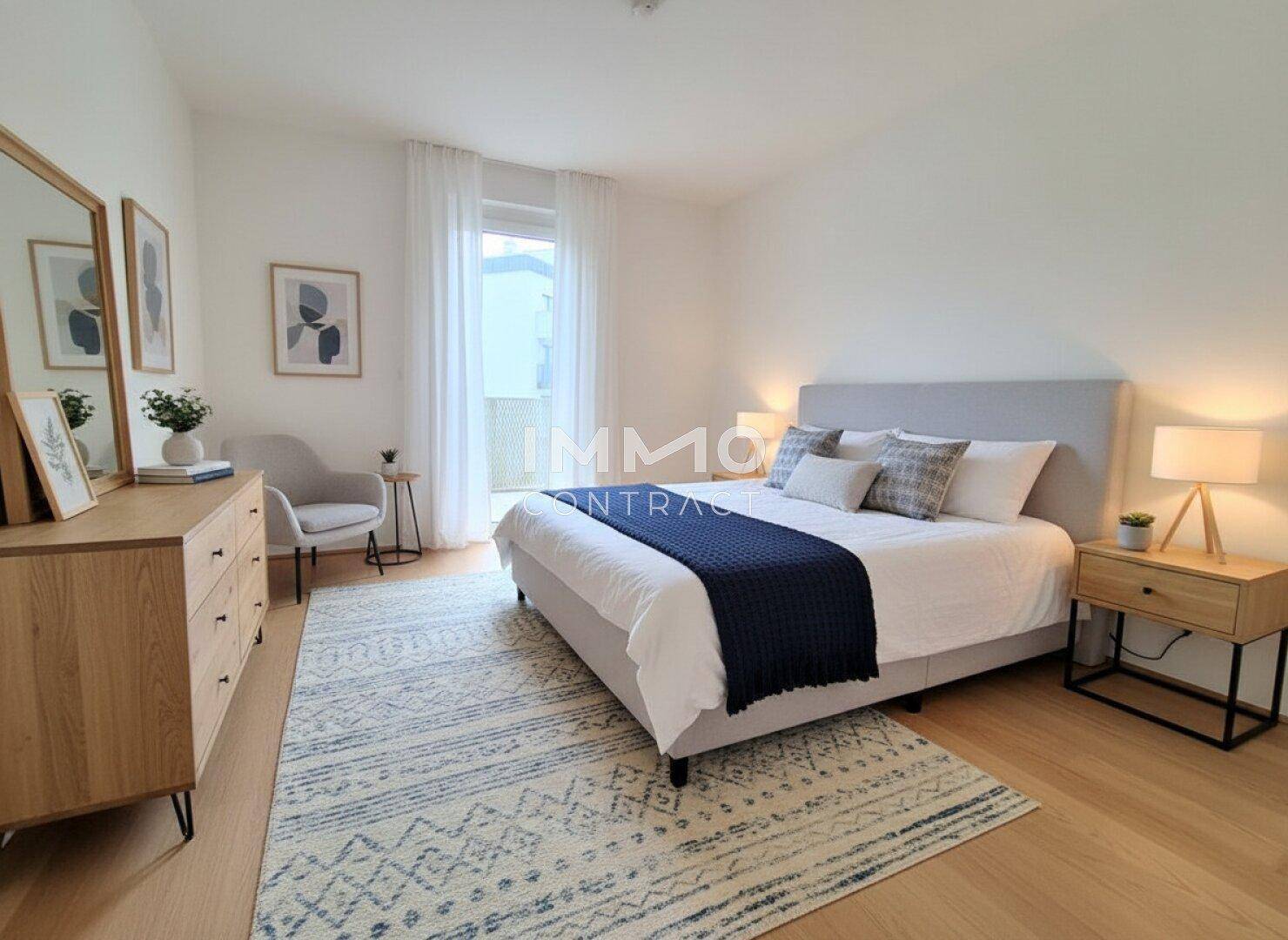 Gemütliches Schlafzimmer mit Doppelbett, Holzboden und direktem Zugang zu einem Balkon.