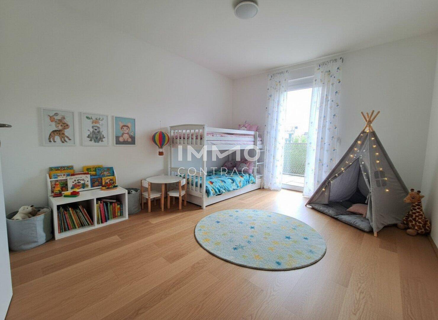 Freundliches Kinderzimmer mit Etagenbett, Spielzelt und hellem Holzboden.