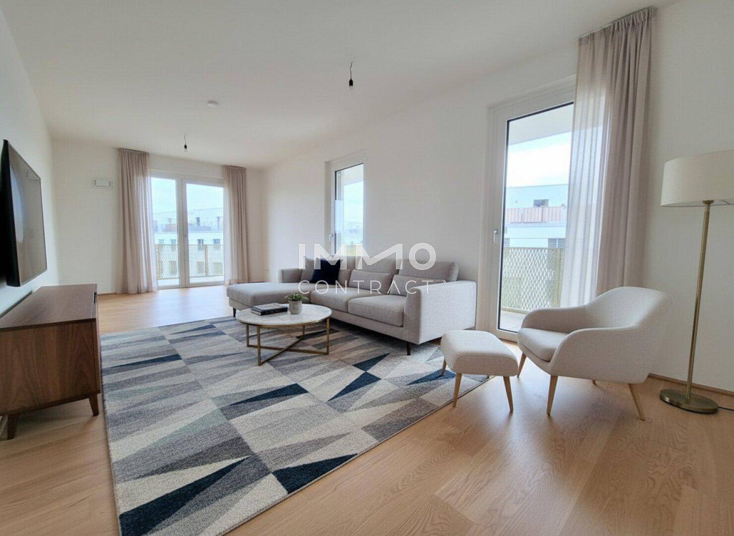 Modern eingerichtetes Wohnzimmer mit bequemem Sofa, Teppich und Parkettboden, bietet Zugang zu Außenbereichen.