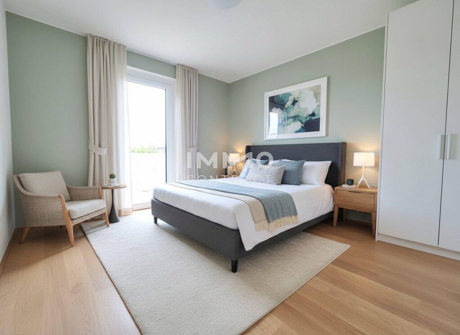 Gemütliches Schlafzimmer mit Parkettboden, Doppelbett und Zugang zu einem Balkon.
