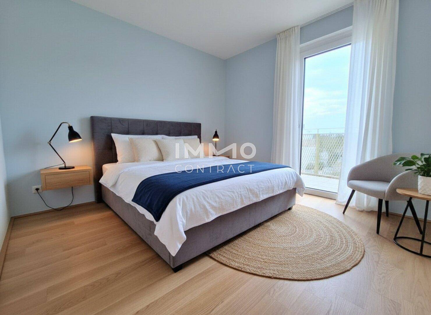 Modernes Schlafzimmer mit hellem Parkettboden, großem Bett und Zugang zu einem Balkon.