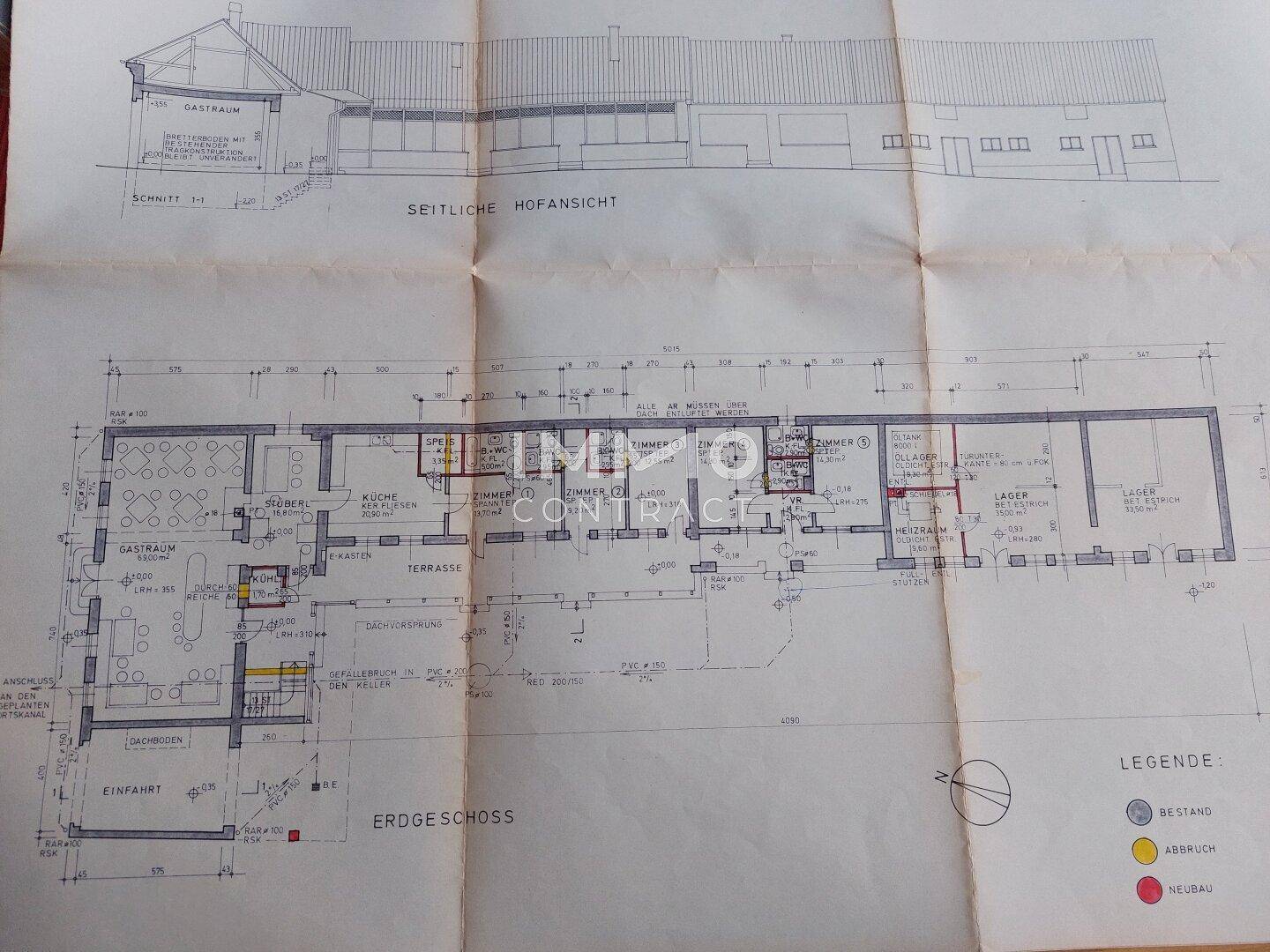Detaillierter Grundriss des Erdgeschosses mit Gastraum, Küche und Terrasse.